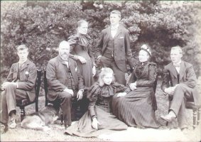 Picture of Andrew and Agnes McLelland PETTIGREW & Family